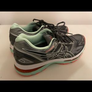 Gel nimbus worn once